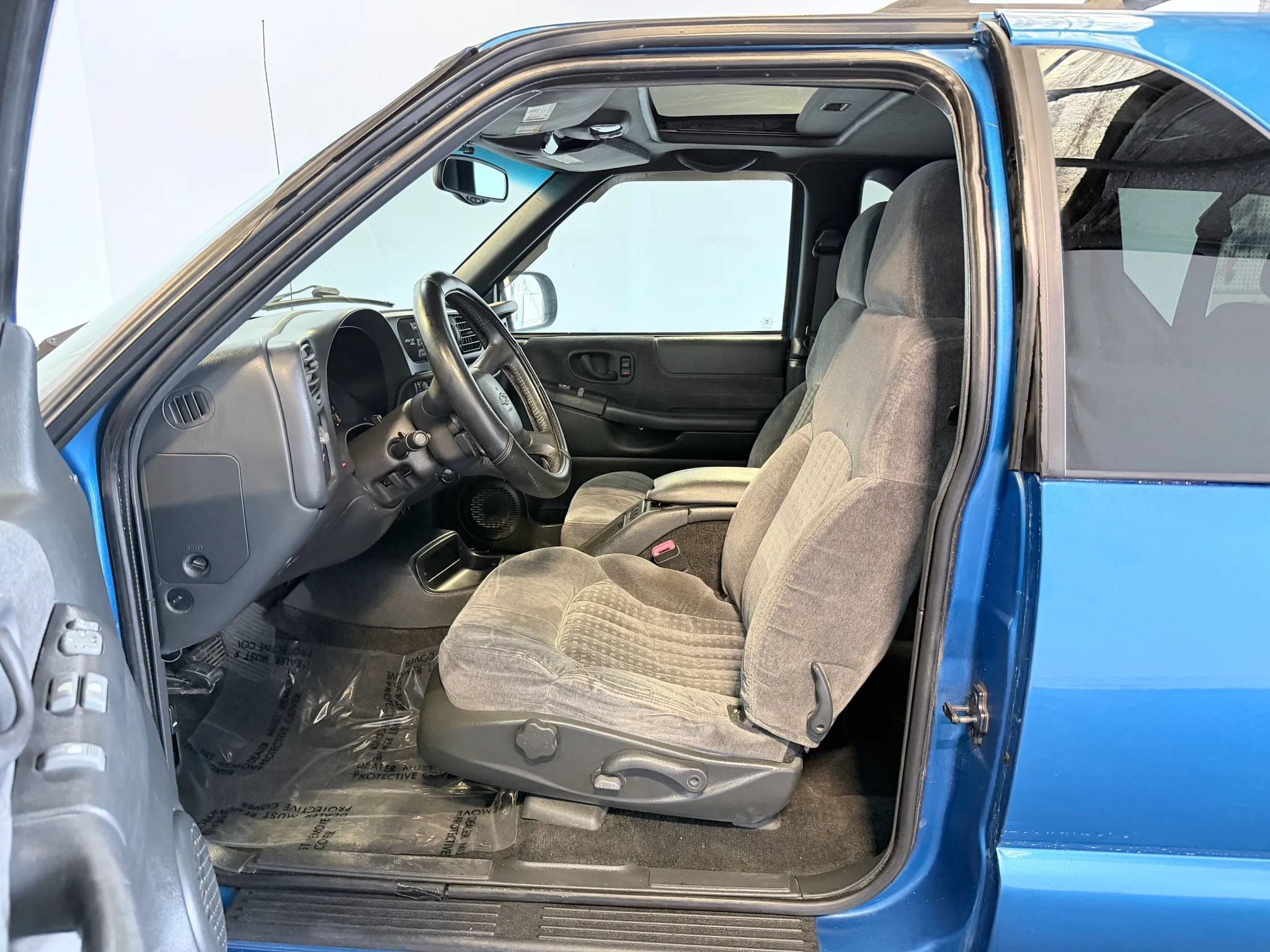 Used 2001 Chevrolet Blazer LS w/ Preferred Equipment Group AWD/4WD image 10