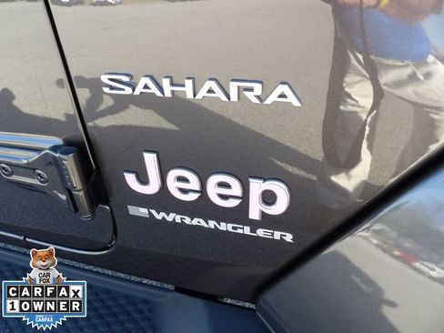 Used 2024 Jeep Wrangler Sahara image 17