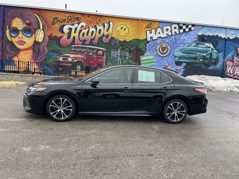 Used 2018 Toyota Camry SE w/ Moonroof Package image 2