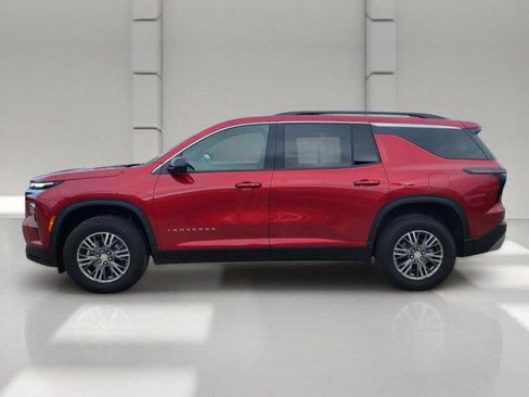 Used 2025 Chevrolet Traverse LT w/ Driver Confidence Package FWD image 4