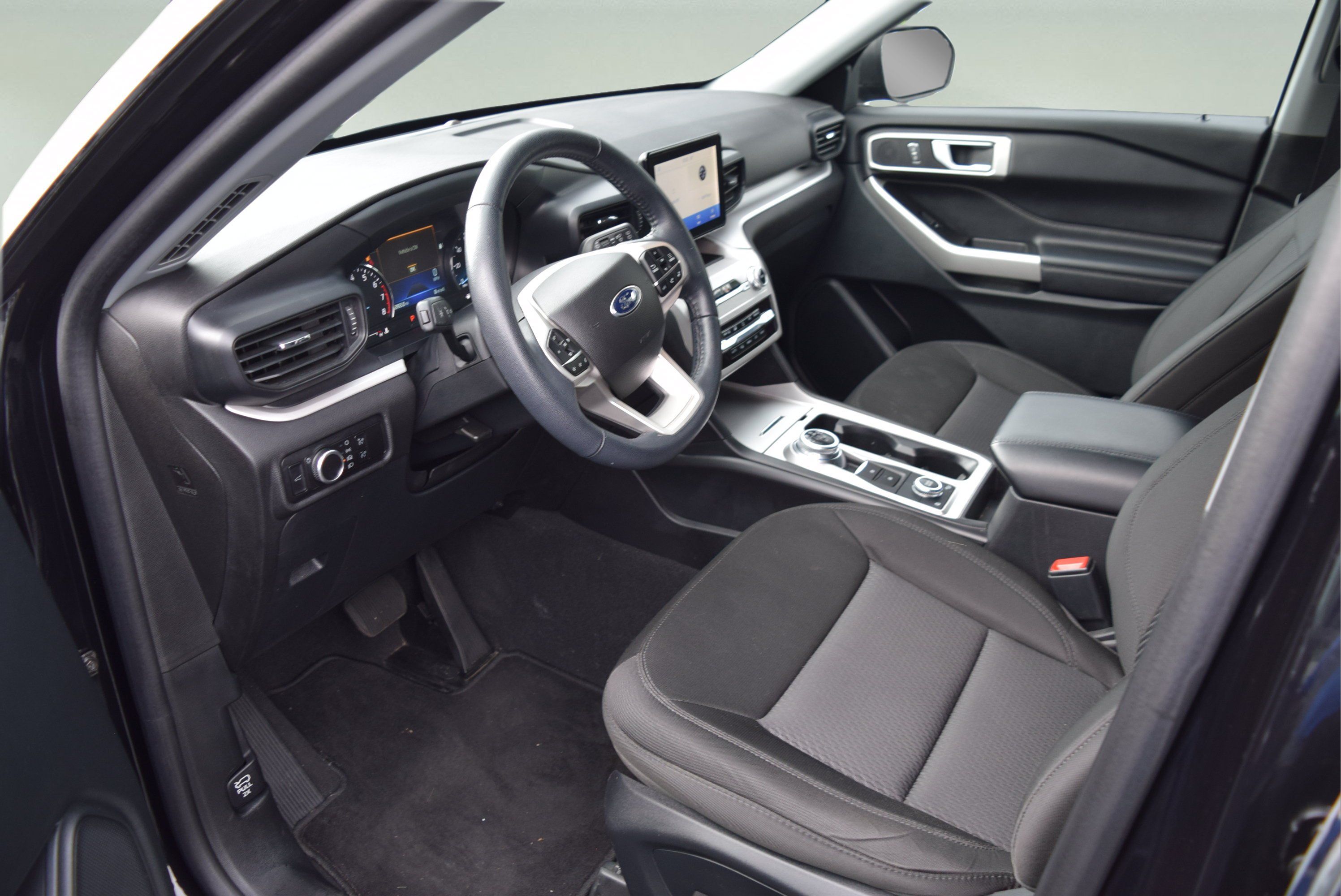 Used 2023 Ford Explorer XLT AWD/4WD image 10