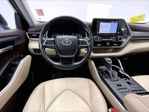 Used 2021 Toyota Highlander XLE image 4