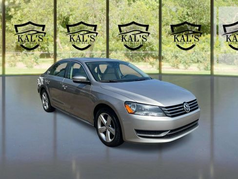 Used 2013 Volkswagen Passat 2.5 SE FWD image 3