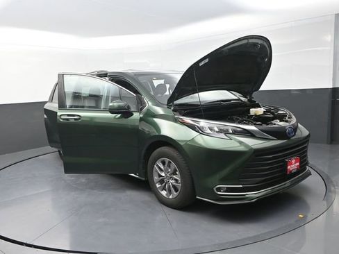 Used 2024 Toyota Sienna XLE image 46