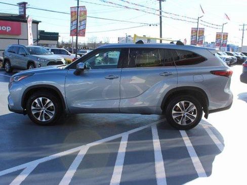 Certified 2021 Toyota Highlander XLE AWD/4WD image 4
