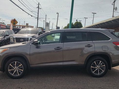 Used 2019 Toyota Highlander XLE AWD/4WD image 4