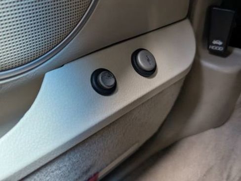 Used 2011 Lincoln Town Car Signature Limited image 32