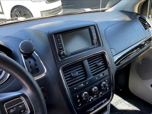 Used 2019 Dodge Grand Caravan SE FWD image 16