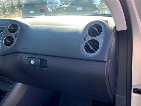 Used 2012 Volkswagen Tiguan SE image 16