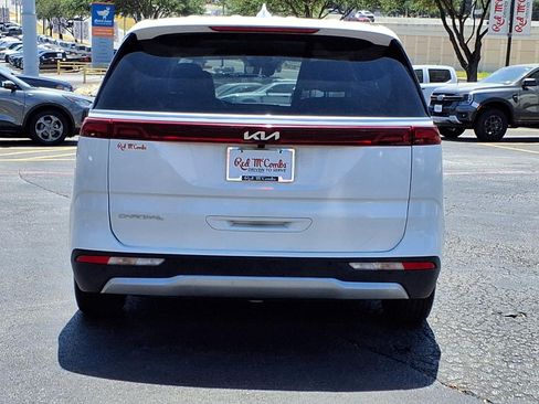Used 2023 Kia Carnival LX FWD image 7