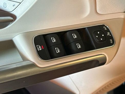 Used 2025 Mercedes-Benz GLB 250 image 12