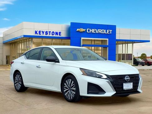Used 2025 Nissan Altima 2.5 SV FWD image 1