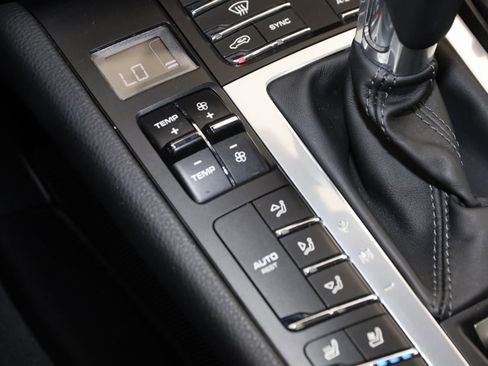 Used 2021 Porsche Macan image 32