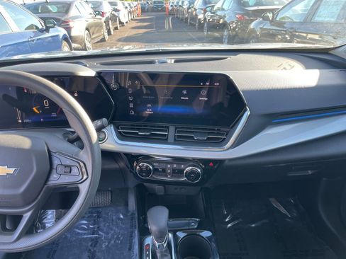 Used 2025 Chevrolet Trax LT image 18