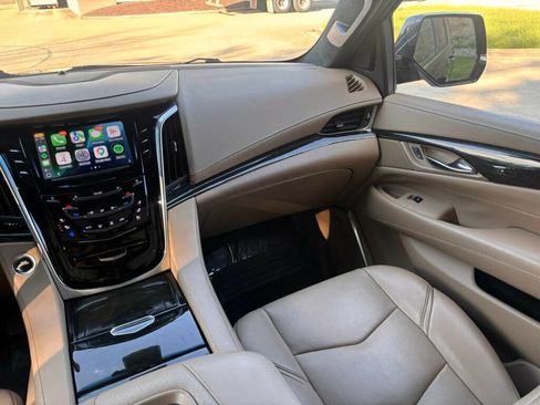 Used 2019 Cadillac Escalade ESV Platinum AWD/4WD image 24
