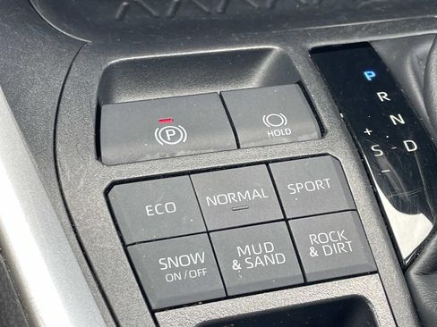 Used 2025 Toyota RAV4 XLE AWD/4WD image 18