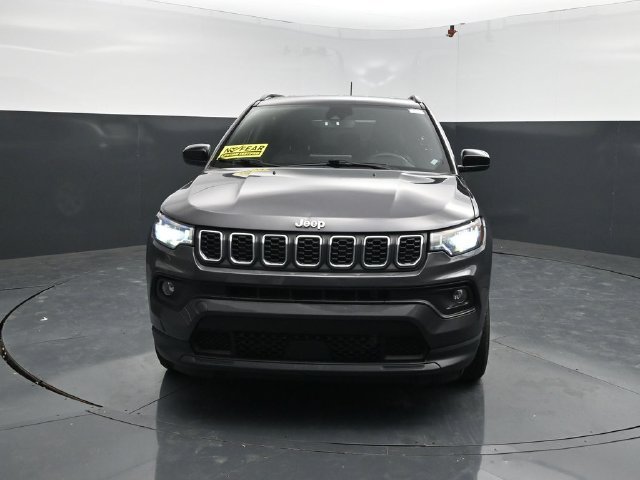 Used 2024 Jeep Compass Latitude AWD/4WD image 2