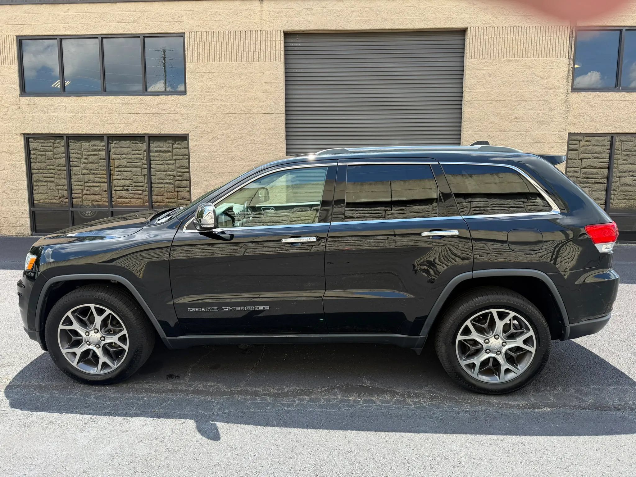 Used 2019 Jeep Grand Cherokee Limited AWD/4WD image 2