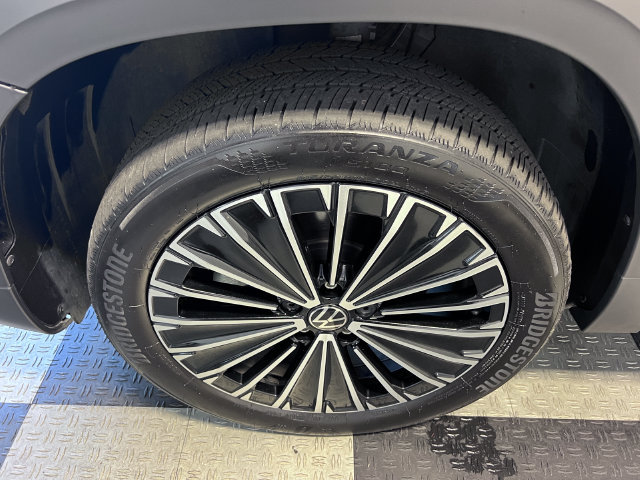 Certified 2025 Volkswagen Taos SE FWD image 8