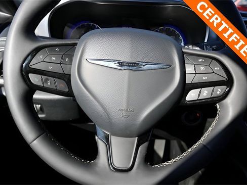Used 2025 Chrysler Pacifica Limited image 23