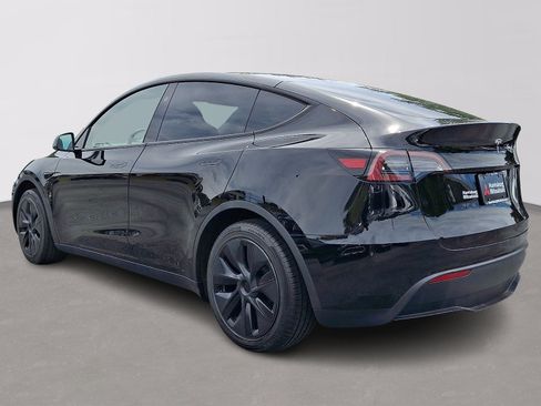Used 2024 Tesla Model Y Long Range RWD image 4