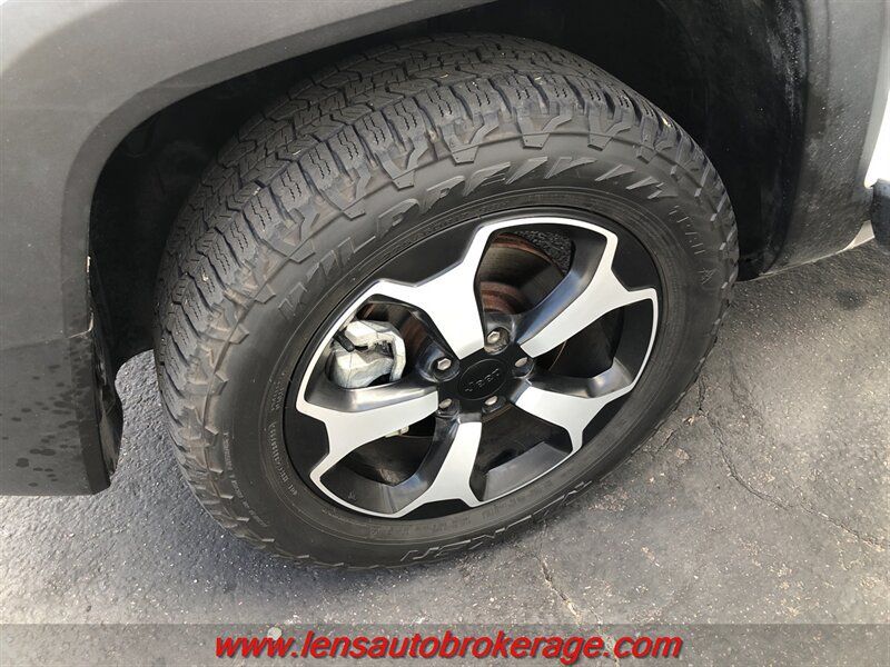 Used 2019 Jeep Renegade Trailhawk AWD/4WD image 25