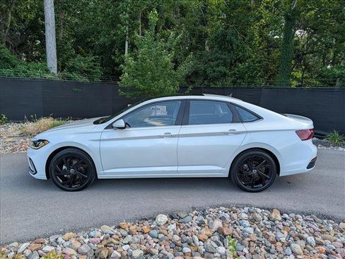 Used 2025 Volkswagen Jetta SE w/ Sunroof Package FWD image 2