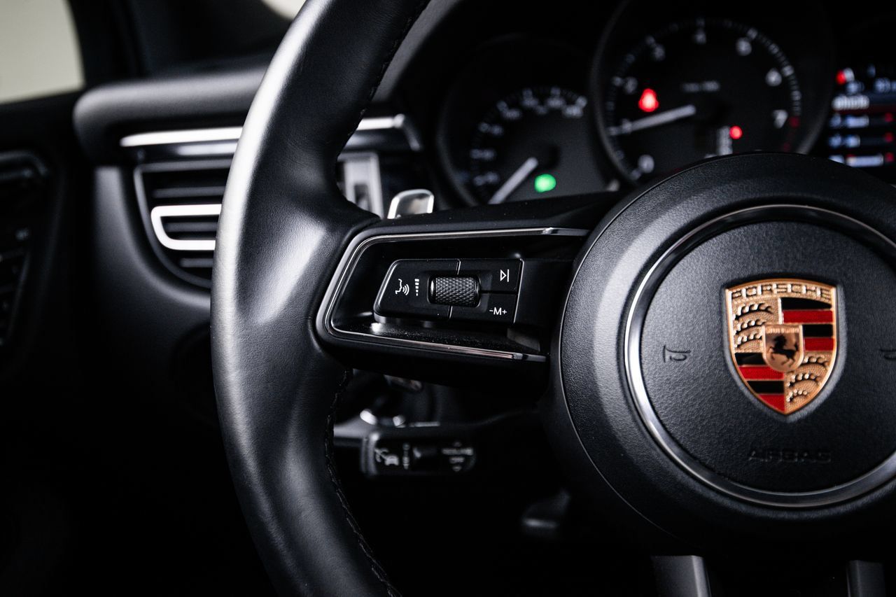Certified 2023 Porsche Macan AWD/4WD image 17