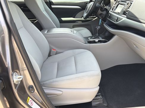 Used 2019 Toyota Highlander LE FWD image 13