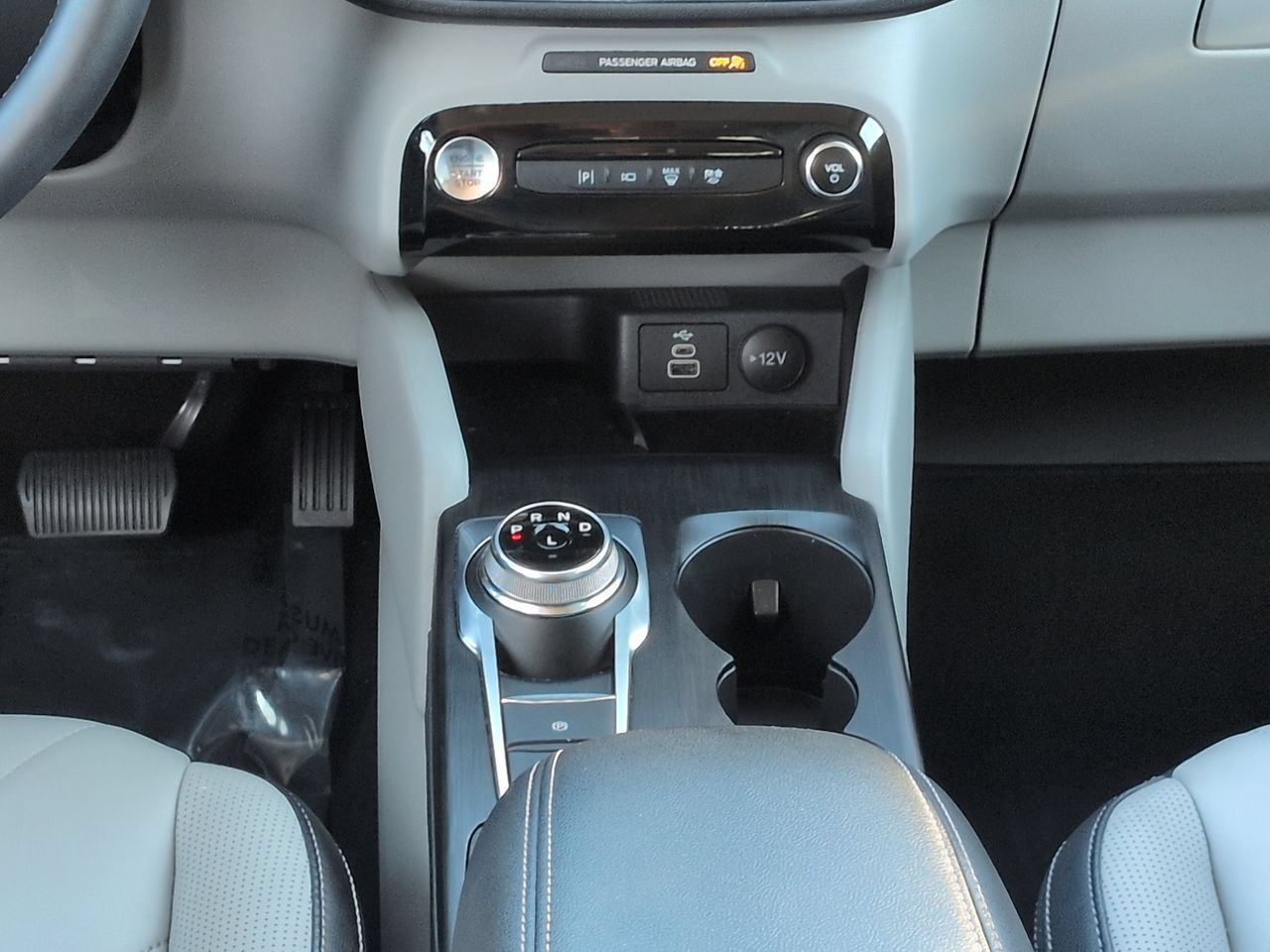 Used 2025 Ford Escape Platinum w/ Premium Technology Package FWD image 18
