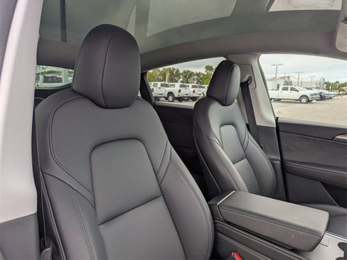 Used 2025 Tesla Model Y Long Range image 11