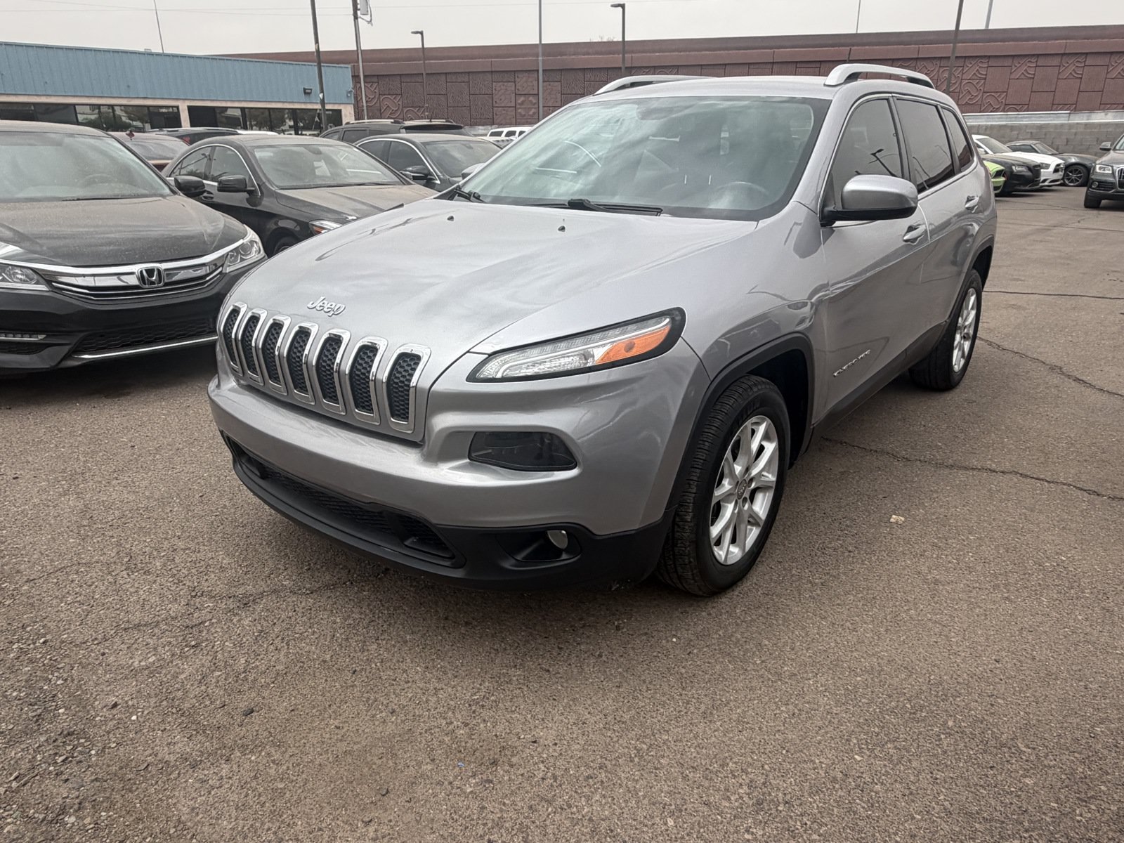 Used 2018 Jeep Cherokee Latitude Plus w/ Comfort/Convenience Group FWD image 1