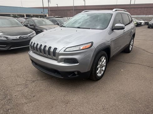 Used 2018 Jeep Cherokee Latitude Plus w/ Comfort/Convenience Group FWD image 1