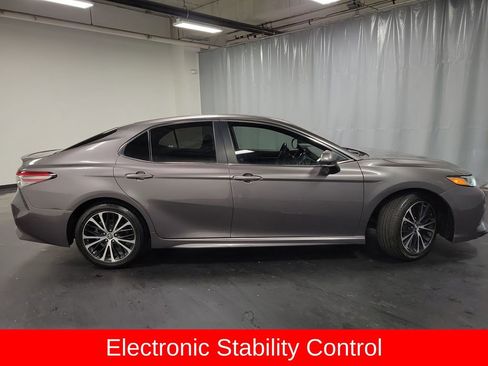 Used 2018 Toyota Camry SE w/ Convenience Package image 9