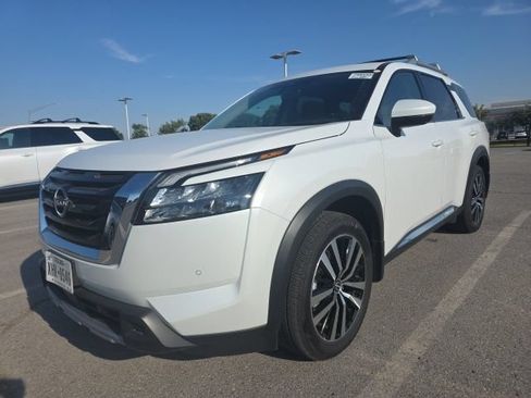 Certified 2025 Nissan Pathfinder Platinum w/ Cargo Package FWD image 3