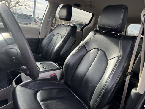 Used 2022 Chrysler Pacifica Touring-L image 29