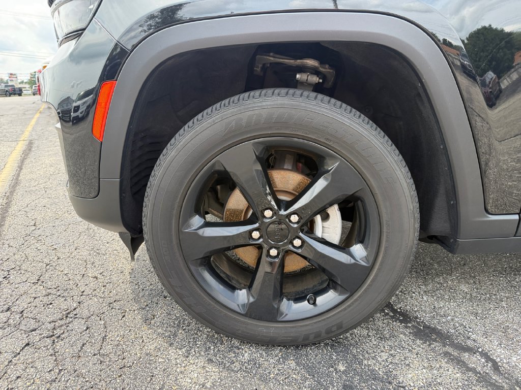 Used 2023 Jeep Grand Cherokee Altitude AWD/4WD image 27