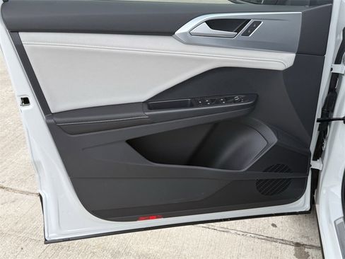 New 2026 Volkswagen Taos SE image 10