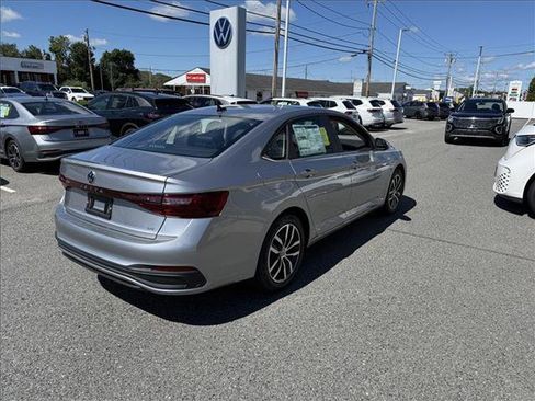 New 2025 Volkswagen Jetta SE image 6