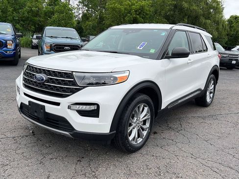 Used 2023 Ford Explorer XLT w/ Equipment Group 202A AWD/4WD image 16