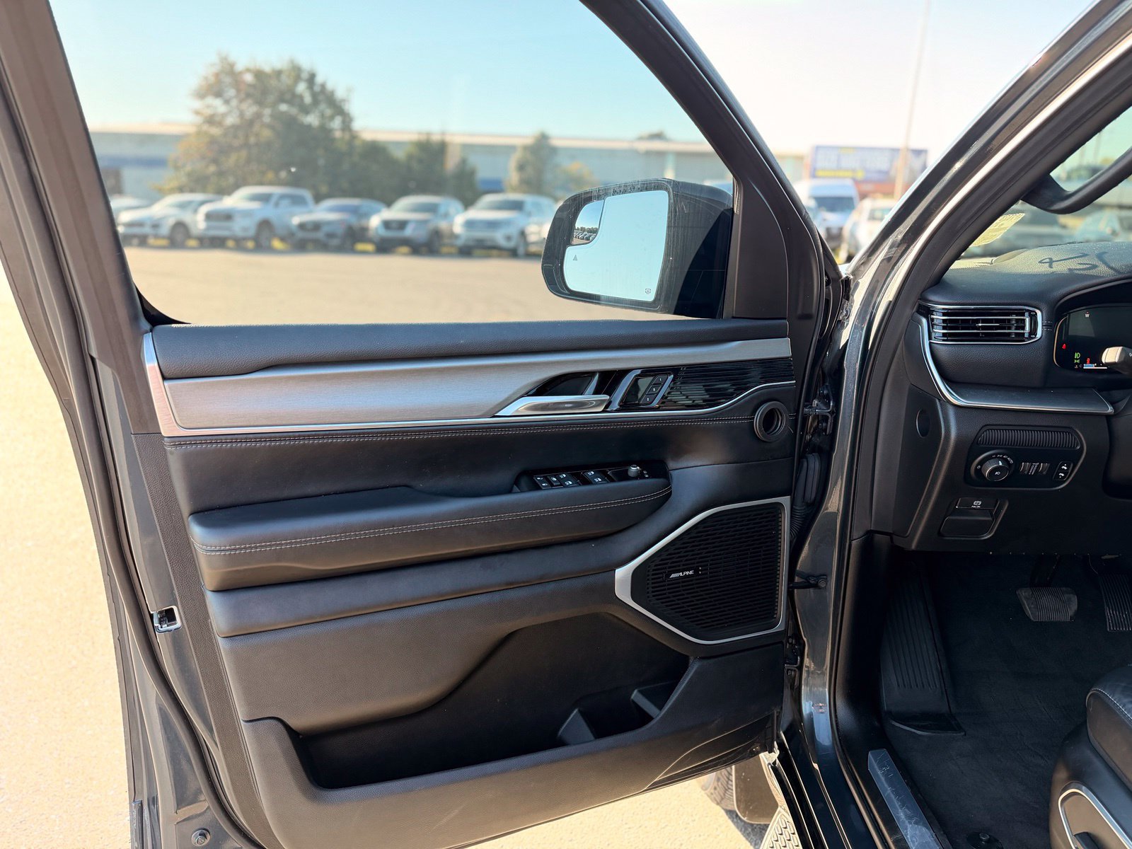Used 2023 Jeep Wagoneer Series II AWD/4WD image 13