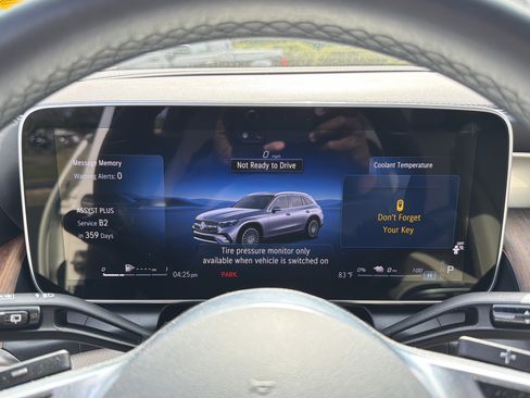 Used 2025 Mercedes-Benz GLC 350e 4MATIC image 27