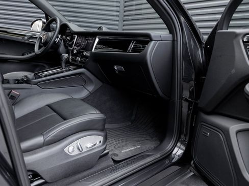 Certified 2025 Porsche Macan image 32