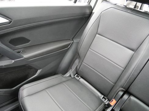 Used 2018 Volkswagen Tiguan SE w/ Panoramic Sunroof Package image 12