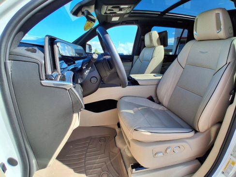 Used 2023 Cadillac Escalade Premium Luxury AWD/4WD image 17