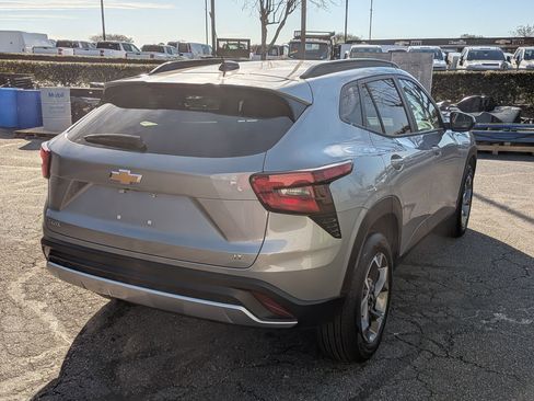 Certified 2025 Chevrolet Trax LT w/ LT Convenience Package image 9