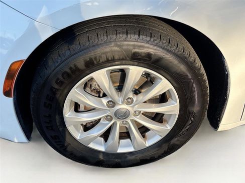 Used 2018 Chrysler Pacifica Touring-L image 35