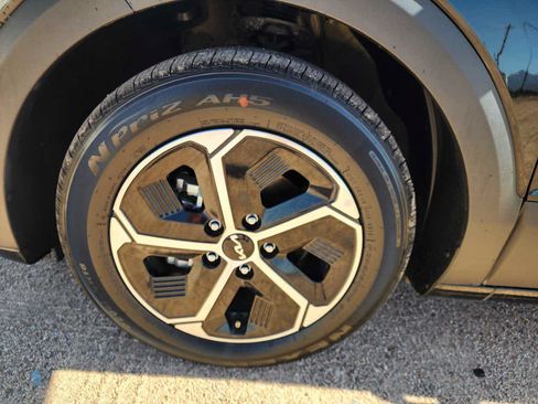 Used 2023 Kia Niro EX FWD image 9