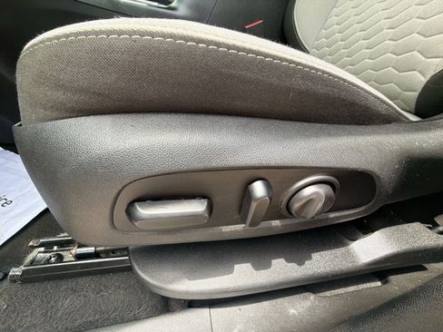 Used 2020 Chevrolet Equinox LT FWD image 16