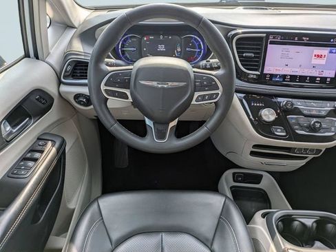 Used 2024 Chrysler Pacifica Limited FWD image 18